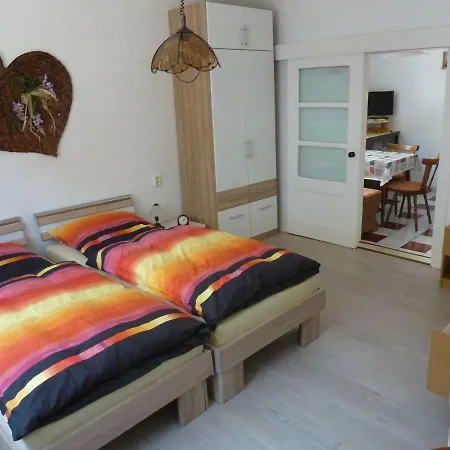 Schoene, Gemuetliche * Katzhutte