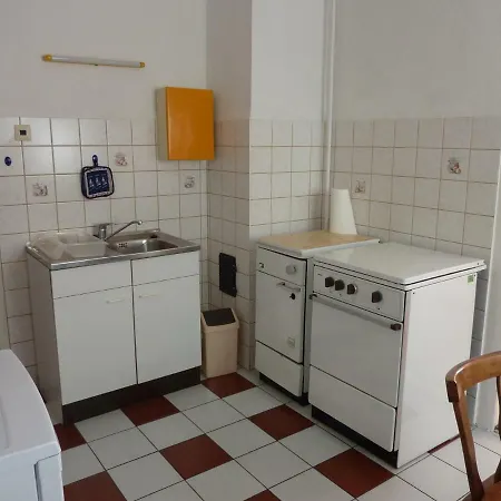 Schoene, Gemuetliche * Katzhutte