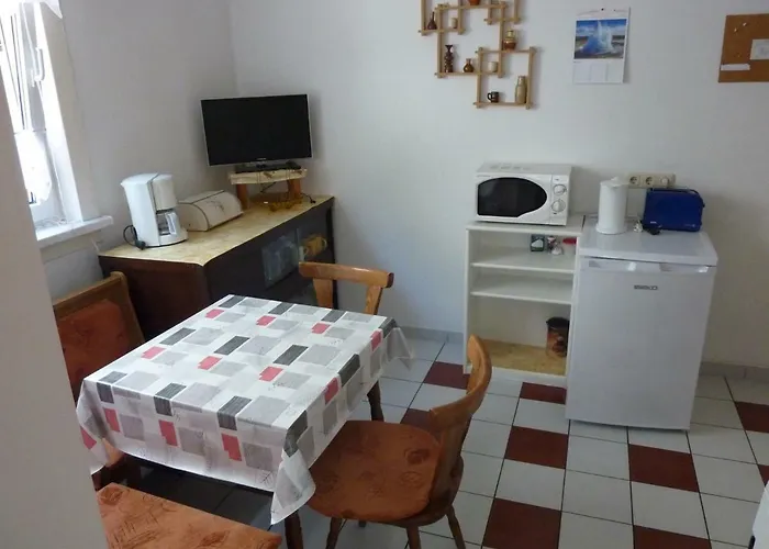 Schoene, Gemuetliche * Katzhutte